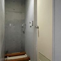 三鷹市井の頭の賃貸物件/風呂の外。奥は洗濯機置き場