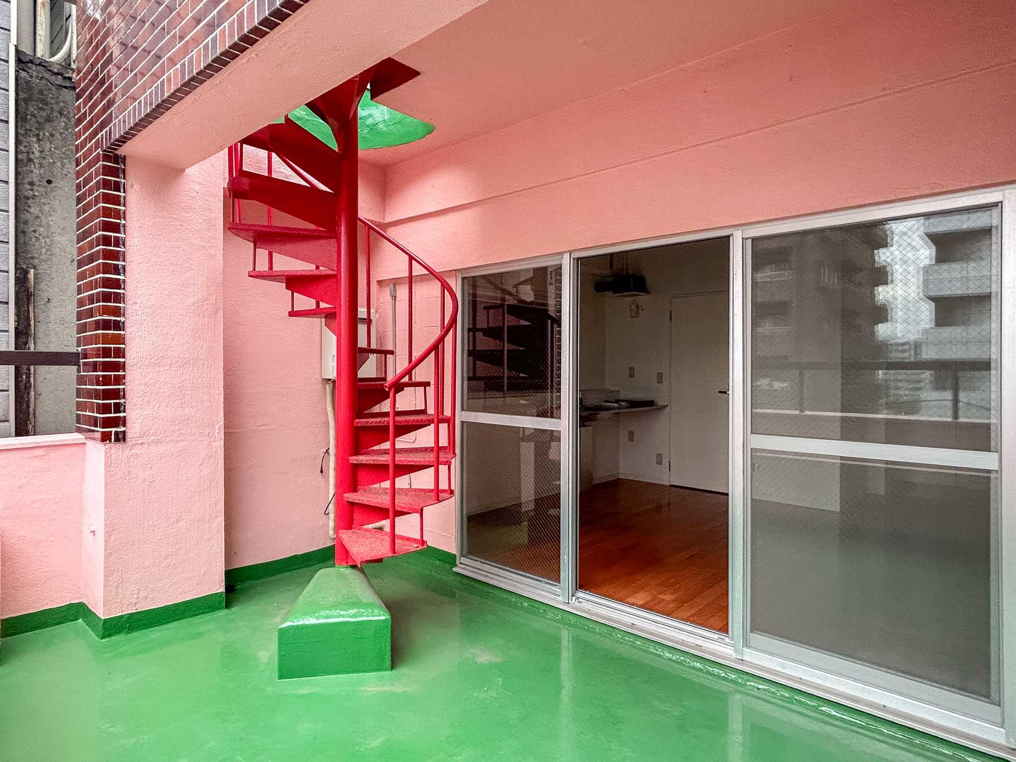 豊島区南大塚の賃貸物件/広めのベランダ。そこから上につながる赤い螺旋階段
