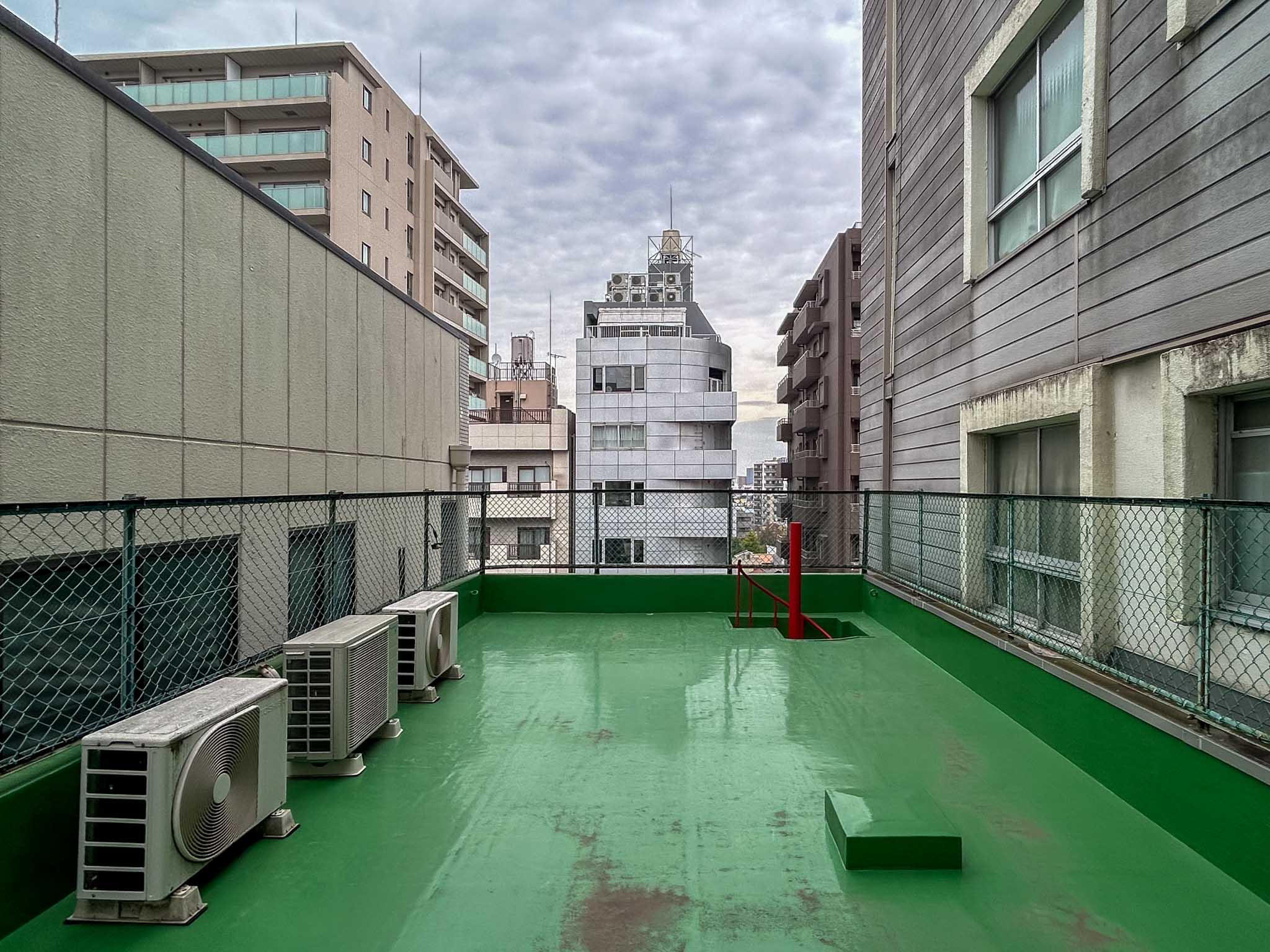 豊島区南大塚の賃貸物件/部屋よりも広い屋上。自分だけで使えるスペース