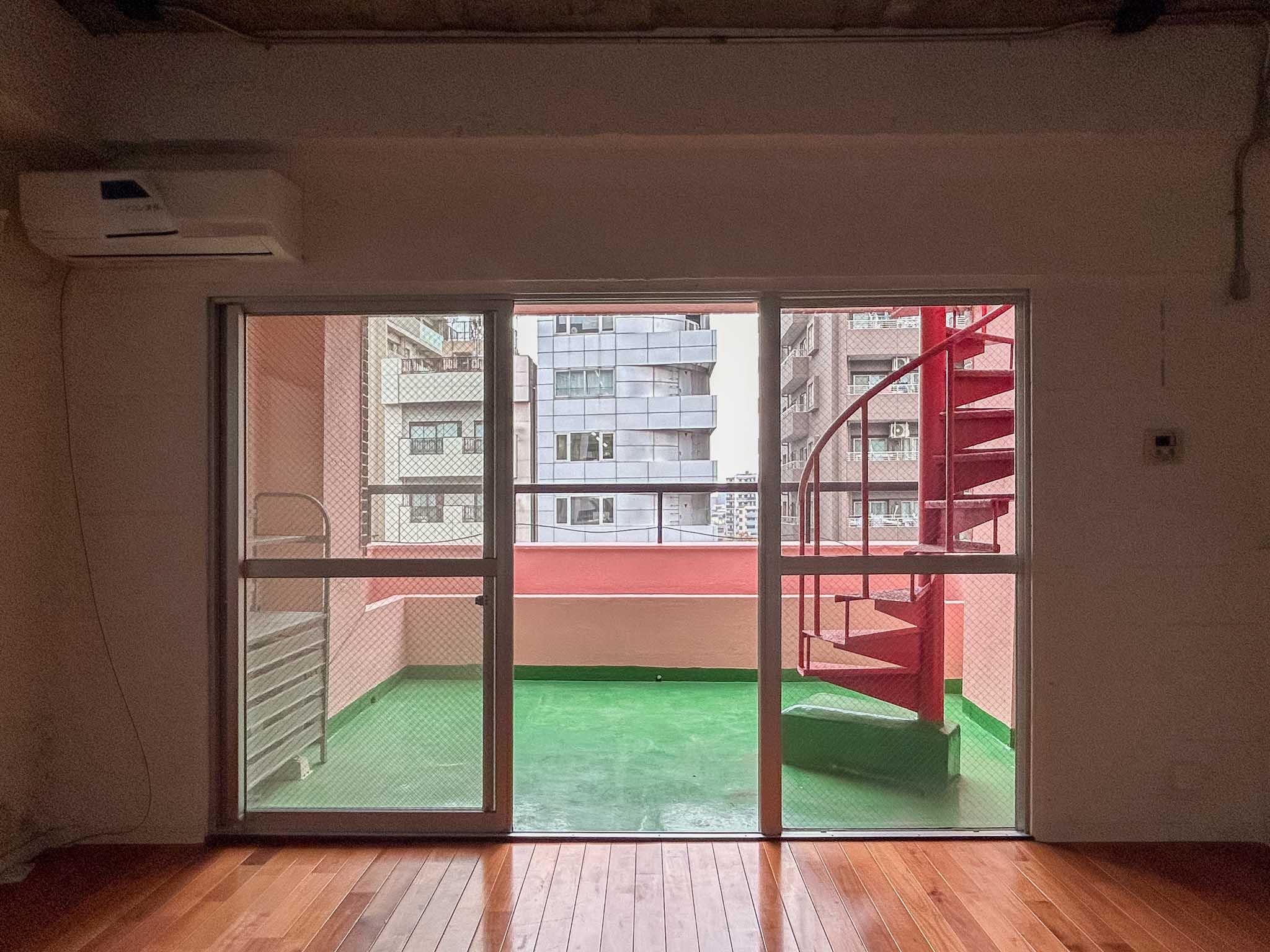 豊島区南大塚の賃貸物件/窓からの景色。ビビットな緑と赤が映える