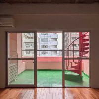 豊島区南大塚の賃貸物件/窓からの景色。ビビットな緑と赤が映える