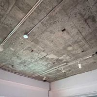 豊島区南大塚の賃貸物件/コンクリートむき出しの天井。照明はライティングレールに