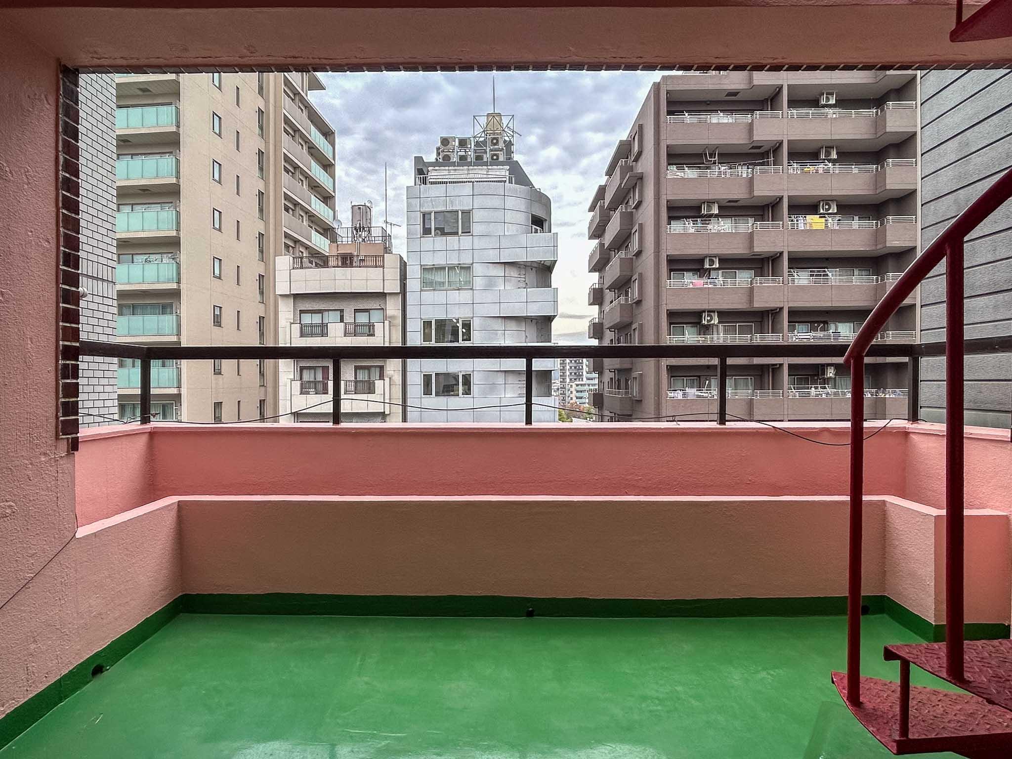 豊島区南大塚の賃貸物件/ベランダ。道路を挟んで反対側に建物があります