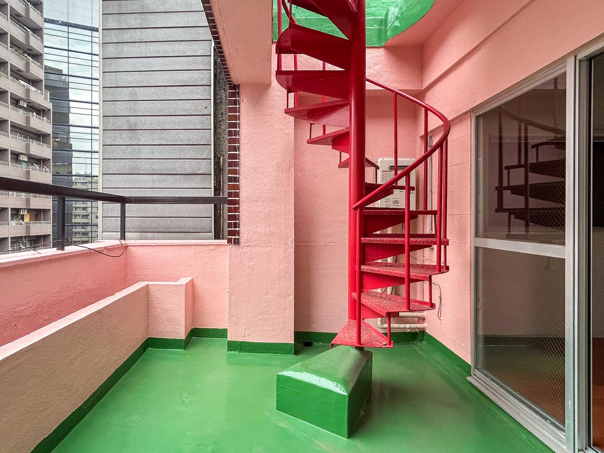 豊島区南大塚の賃貸物件/奥行きのあるベランダに設置された赤い螺旋階段