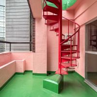 豊島区南大塚の賃貸物件/奥行きのあるベランダに設置された赤い螺旋階段