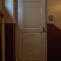 豊島区南大塚の賃貸物件/玄関扉を外から。共用階段の照明はやや暗めです