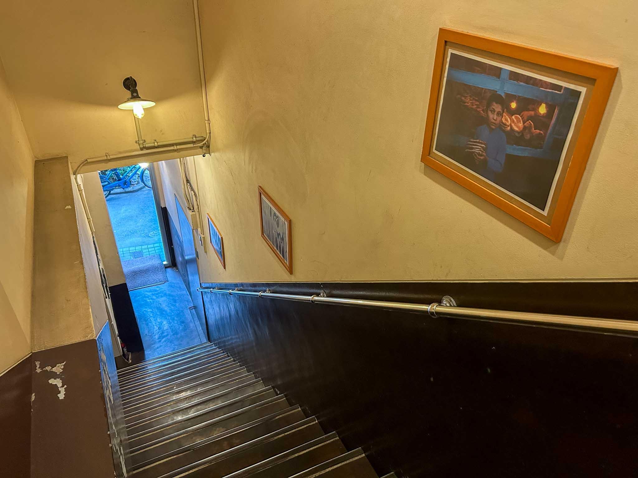 豊島区南大塚の賃貸物件/共用階段。2階のカレー店から、スパイシーな香りが漂います