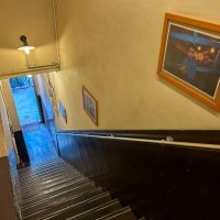 豊島区南大塚の賃貸物件/共用階段。2階のカレー店から、スパイシーな香りが漂います