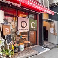 豊島区南大塚の賃貸物件/出入口は1階にある店の右隣。1階にパスタ、2階にカレーの店が入っていて、どちらもおいしいです