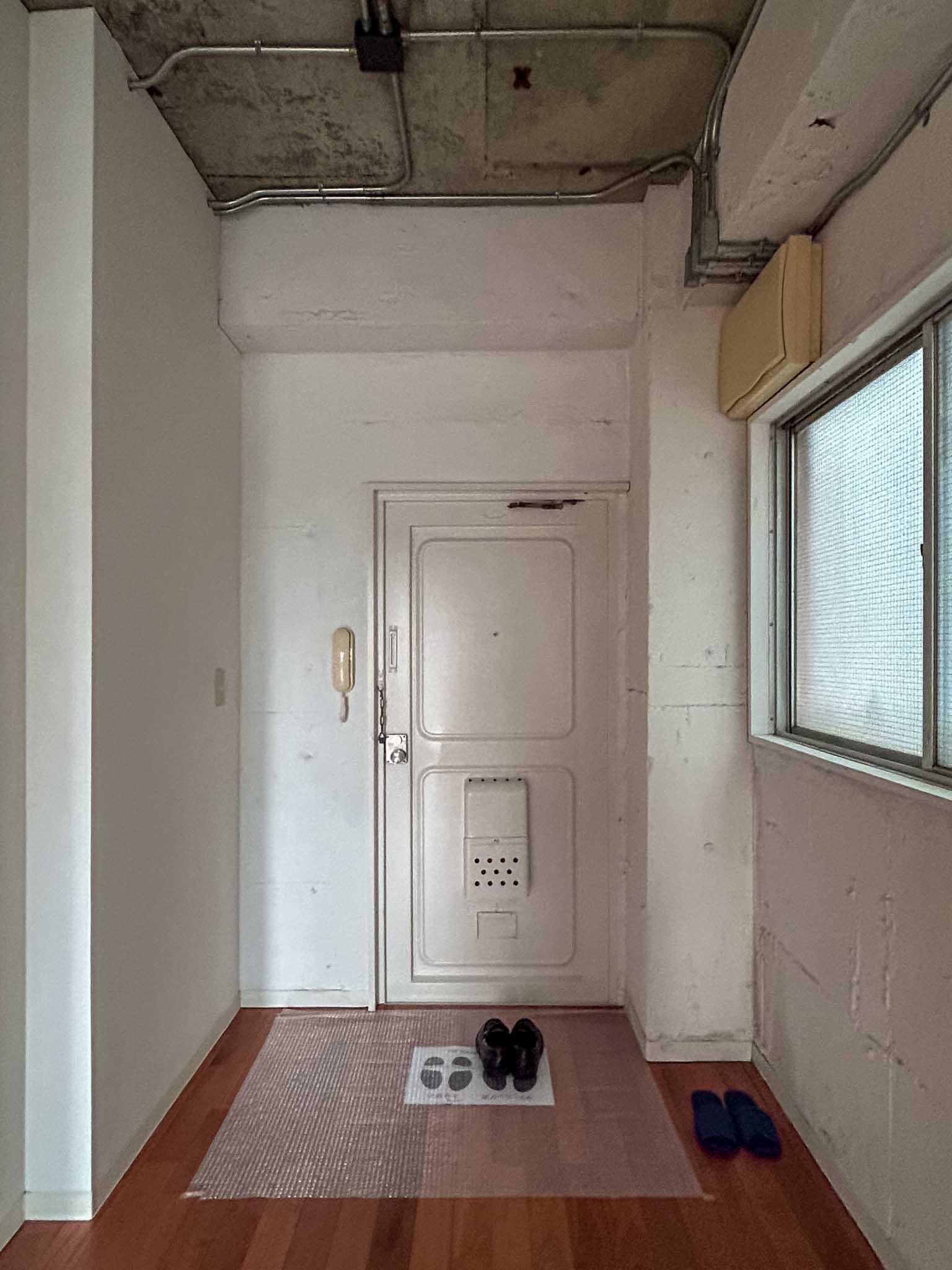 豊島区南大塚の賃貸物件/玄関。入ってすぐフローリングなので、靴を置くところに何か敷いておく必要があります