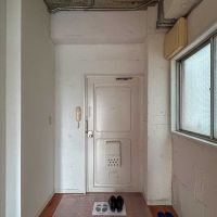 豊島区南大塚の賃貸物件/玄関。入ってすぐフローリングなので、靴を置くところに何か敷いておく必要があります