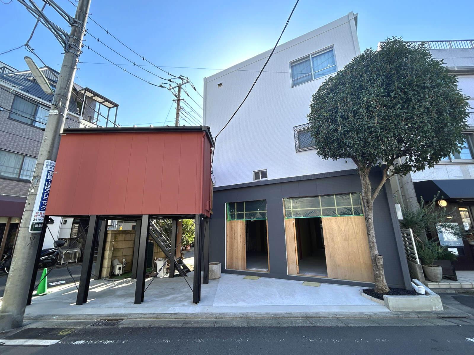 世田谷区世田谷の賃貸物件/ホームからも見える駅前立地、店の顔は北欧テイストの外観をうまく生かせそう
