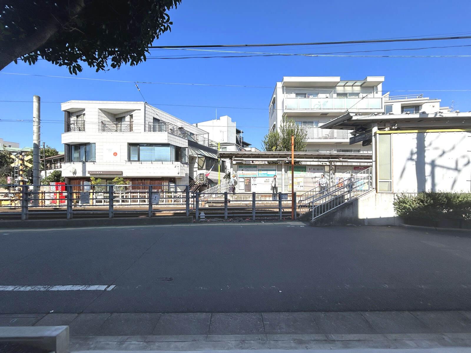 世田谷区世田谷の賃貸物件/店を出ると目の前は世田谷線、電車を待つ人と目が合います