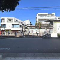 世田谷区世田谷の賃貸物件/店を出ると目の前は世田谷線、電車を待つ人と目が合います