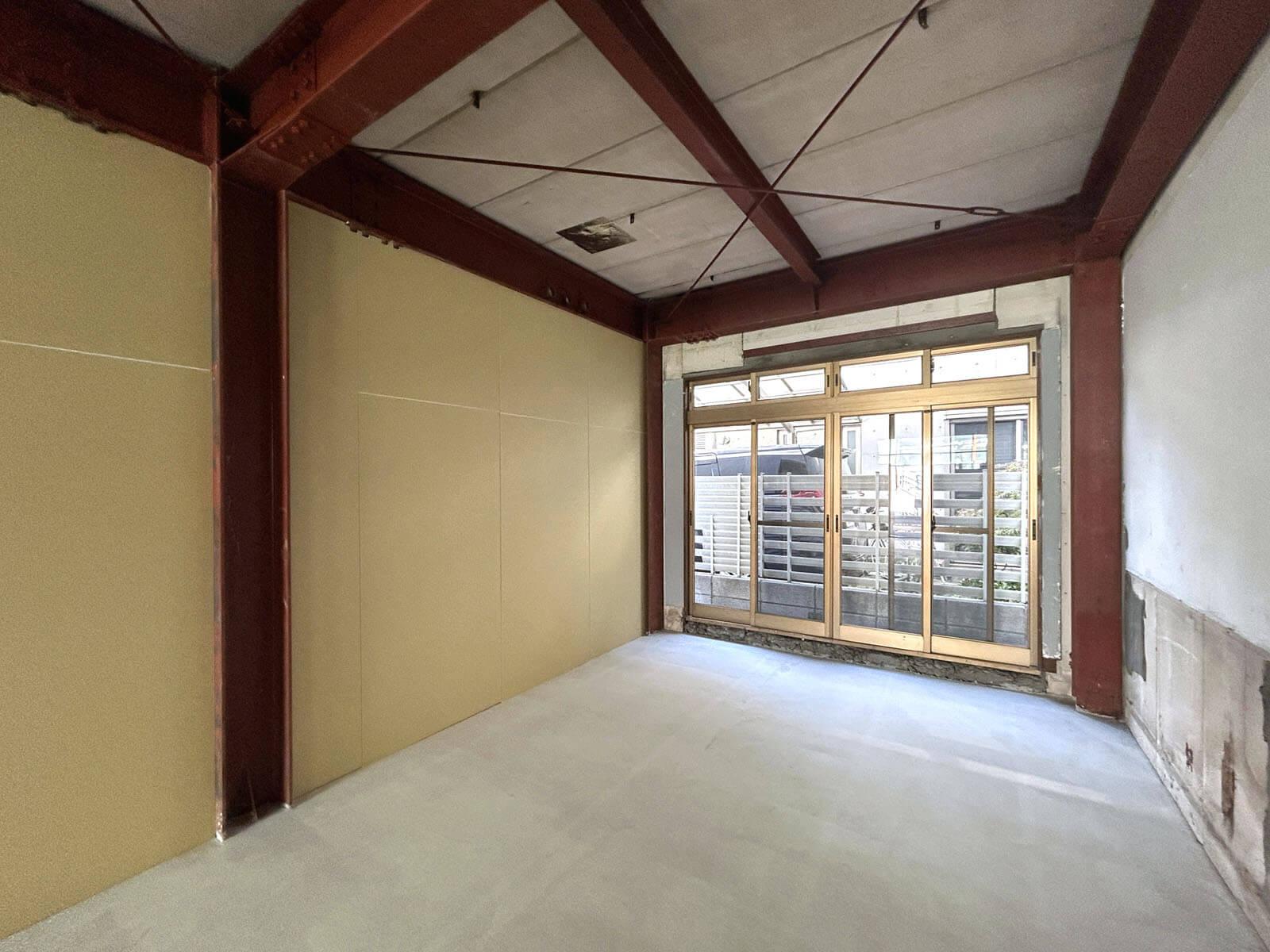 世田谷区世田谷の賃貸物件/1-1：突き当たりの窓の先はおとなりの建物です