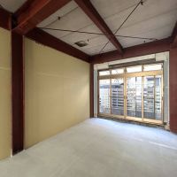 世田谷区世田谷の賃貸物件/1-1：突き当たりの窓の先はおとなりの建物です