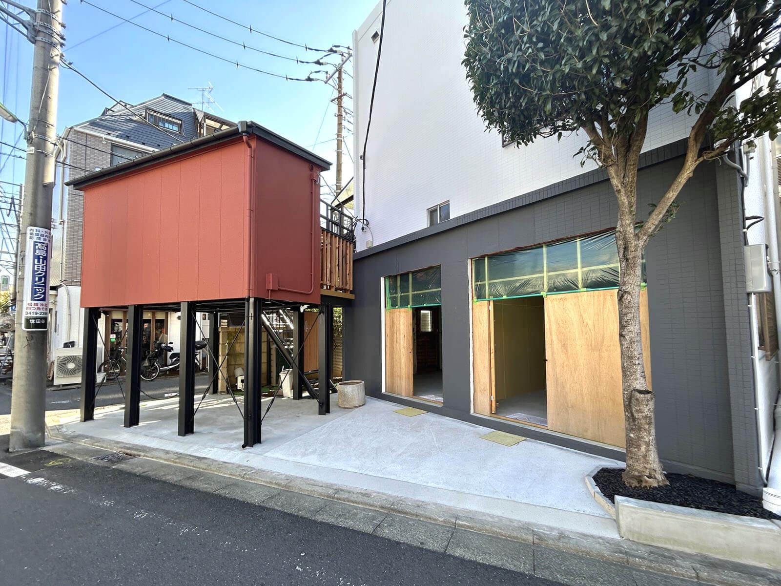 世田谷区世田谷の賃貸物件/赤い小屋とシンボルツリーが映えるキャッチーな外観です