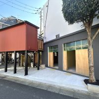 世田谷区世田谷の賃貸物件/赤い小屋とシンボルツリーが映えるキャッチーな外観です