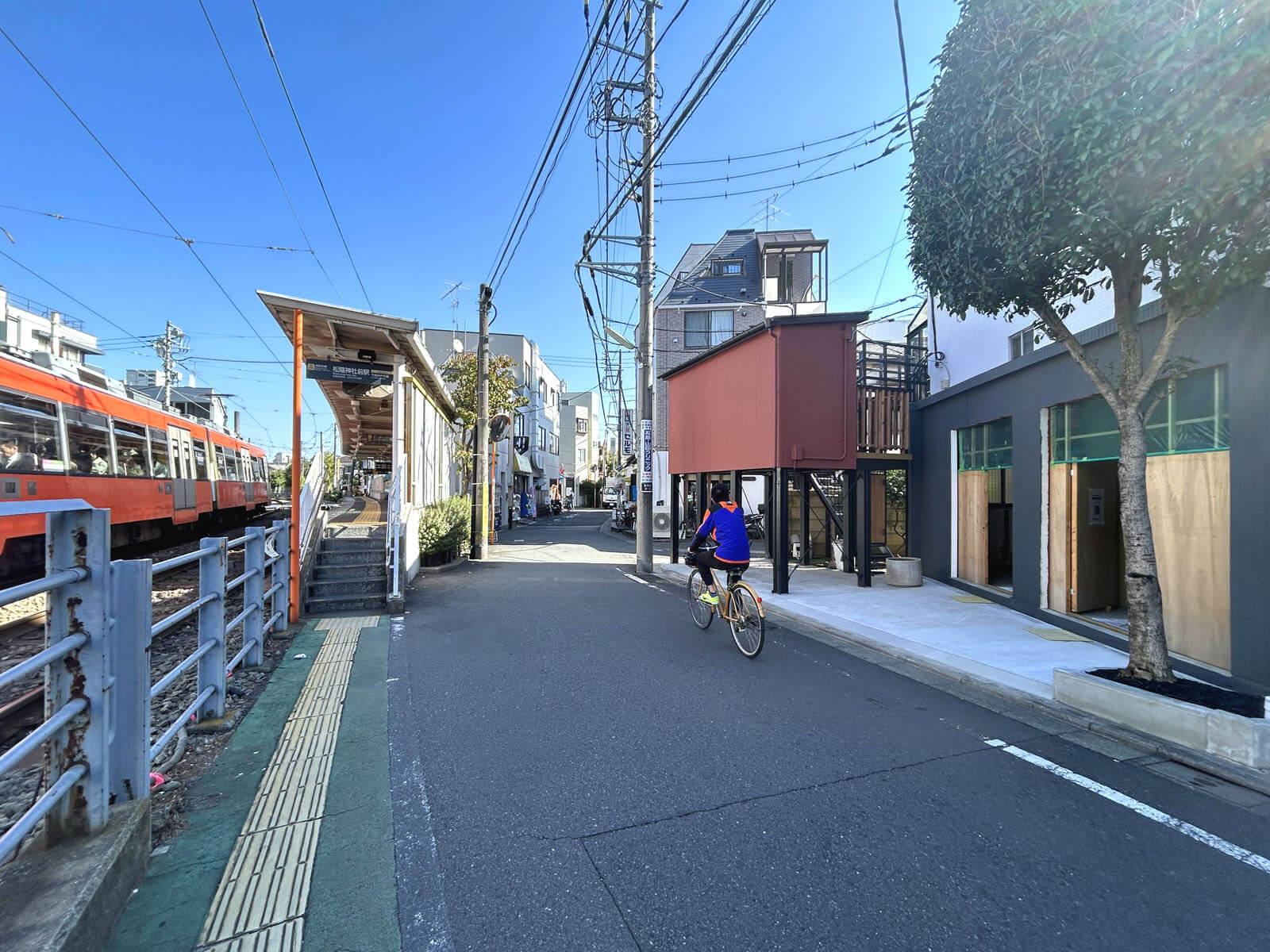 世田谷区世田谷の賃貸物件/世田谷線ならではのほっこり感が漂う町、車通りは少なめで人や自転車が行き交う通りに面しています