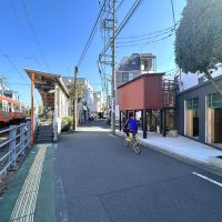 世田谷区世田谷の賃貸物件/世田谷線ならではのほっこり感が漂う町、車通りは少なめで人や自転車が行き交う通りに面しています