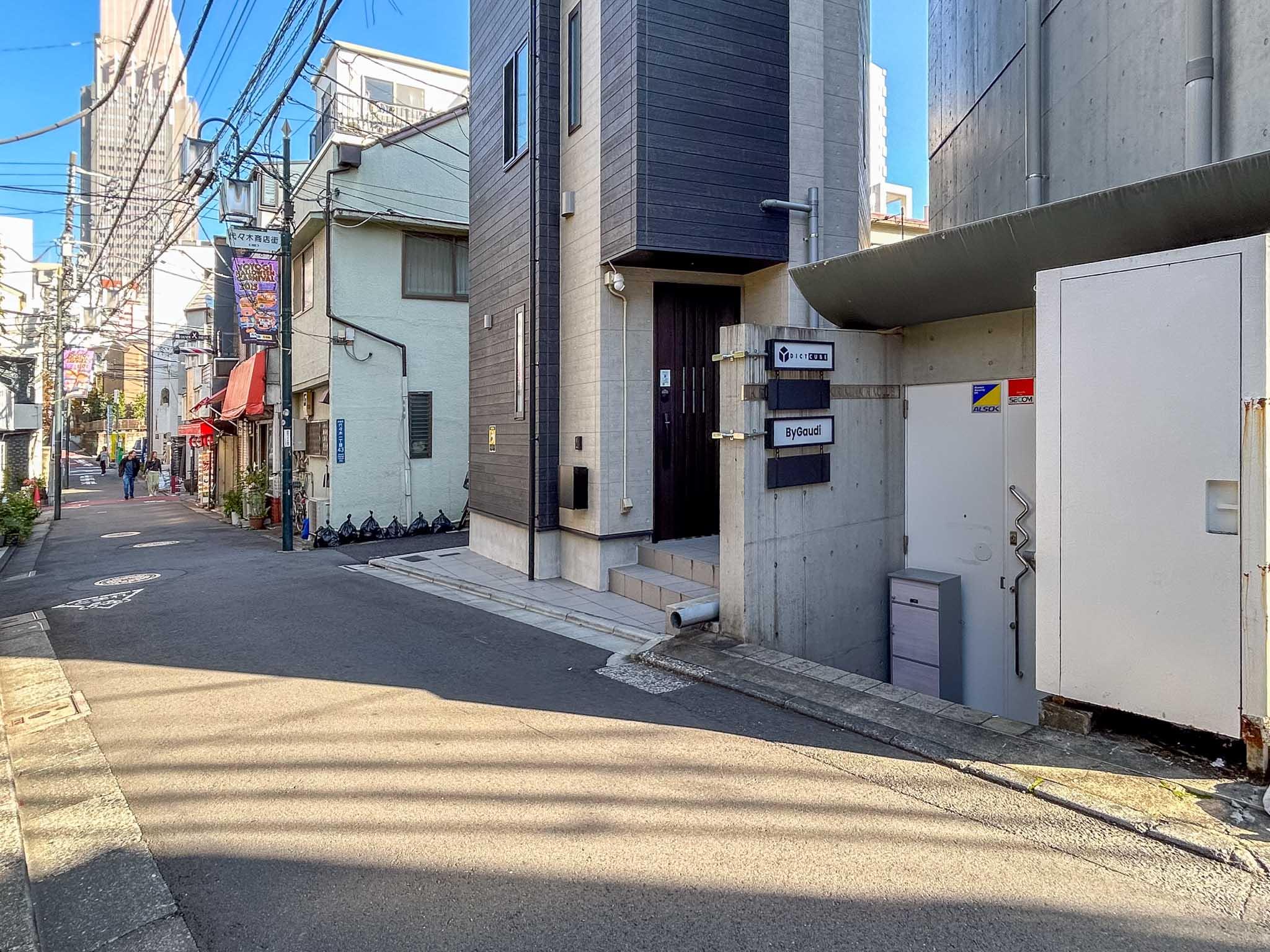 渋谷区代々木の賃貸物件/代々木駅側をみる。道中には飲食店や居酒屋がならびます