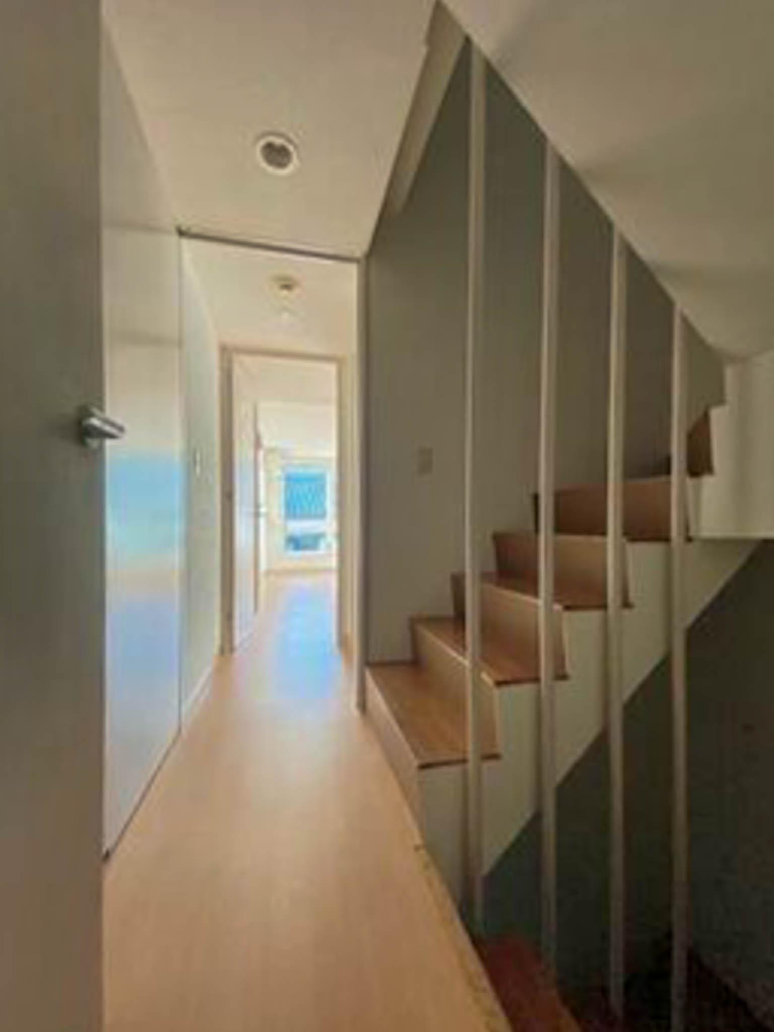 渋谷区代々木の賃貸物件/3階の階段室から居室側をみる