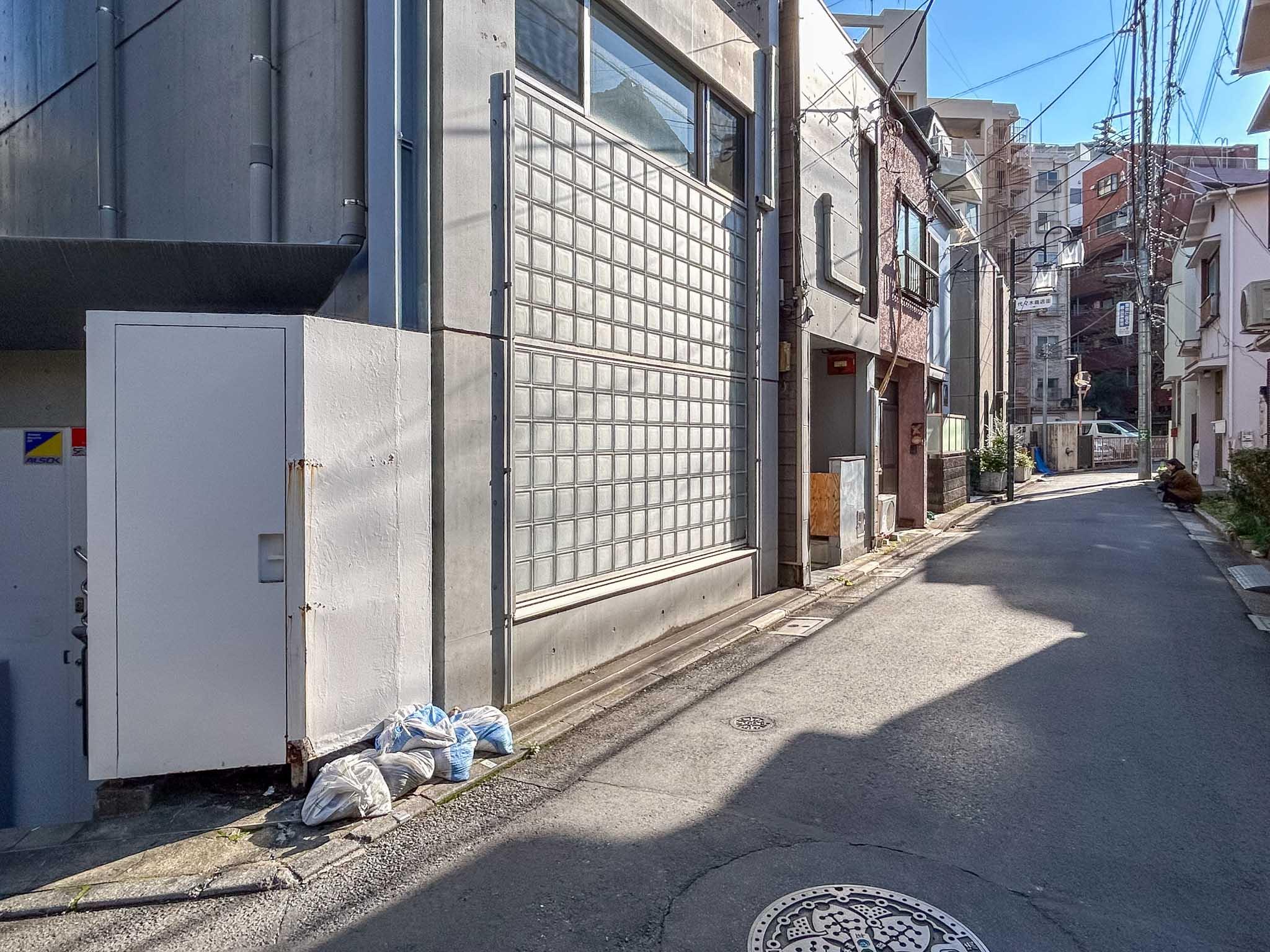 渋谷区代々木の賃貸物件/建物正面のガラスブロックが印象的