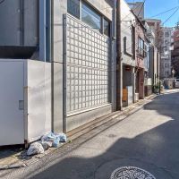 渋谷区代々木の賃貸物件/建物正面のガラスブロックが印象的