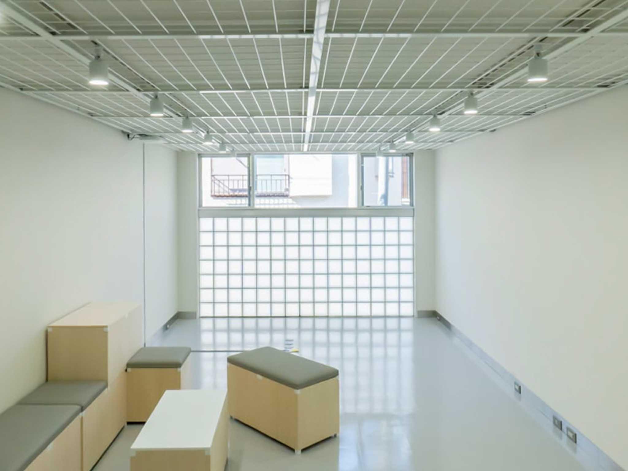 渋谷区代々木の賃貸物件/ガラスブロックのファサードから、やわらかく光が差し込む2階