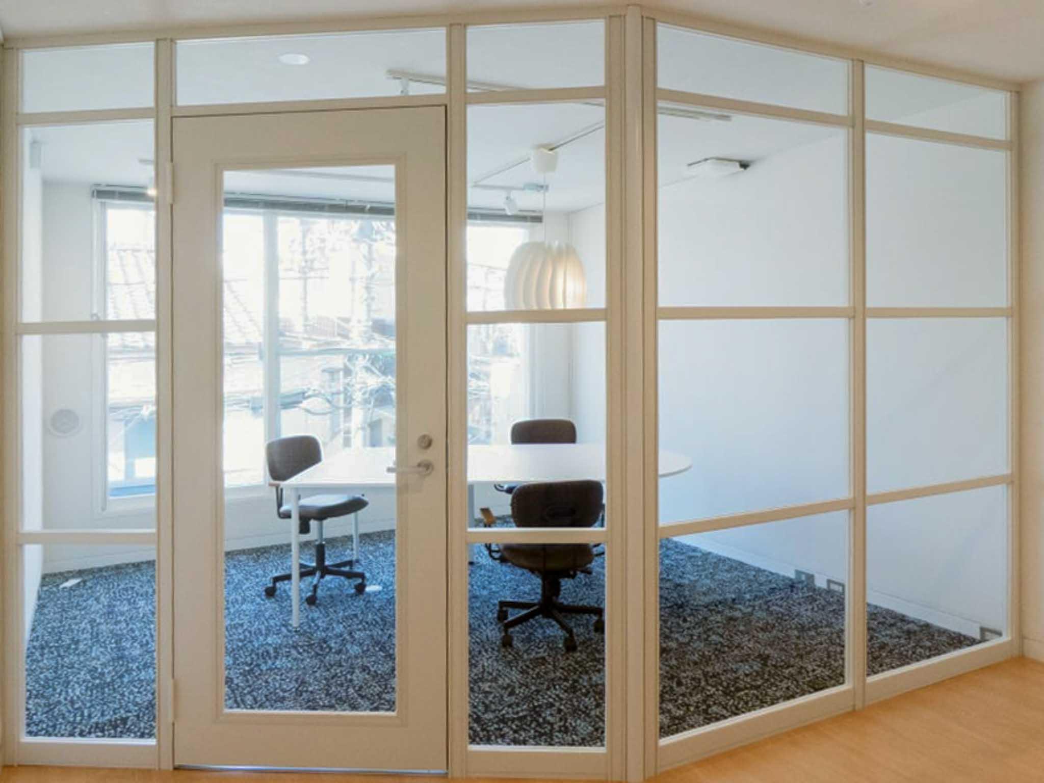 渋谷区代々木の賃貸物件/3階。窓際が会議室仕様になっています