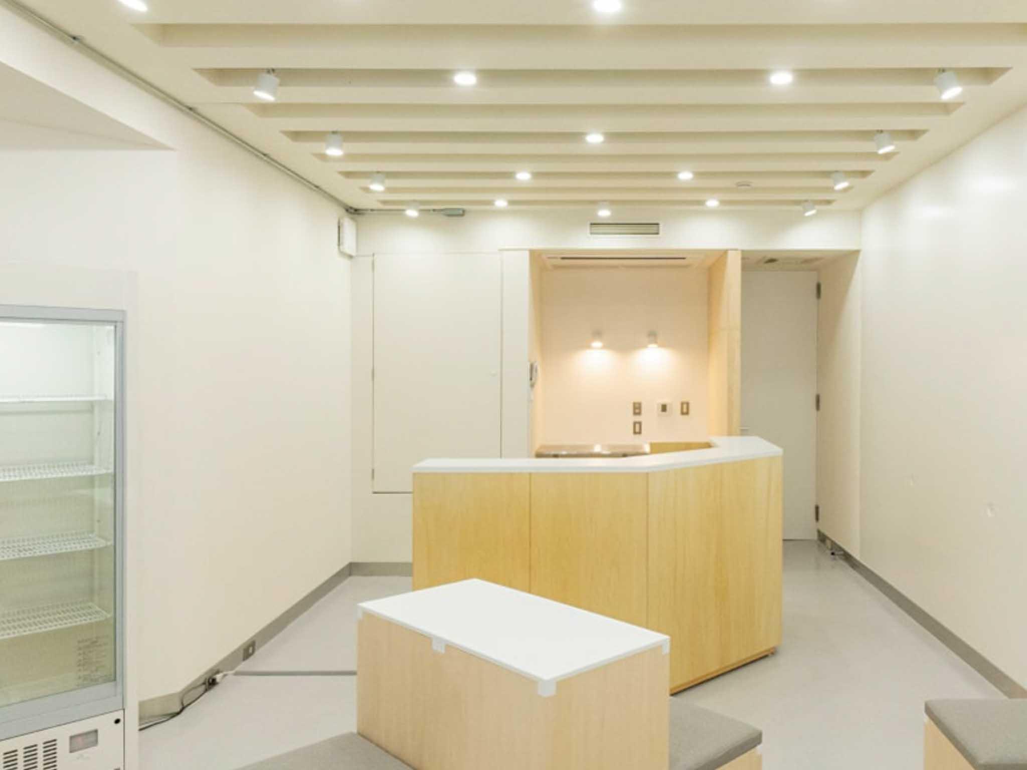 渋谷区代々木の賃貸物件/半地下のような1階。道路側はガラスブロックから採光できるようになっている