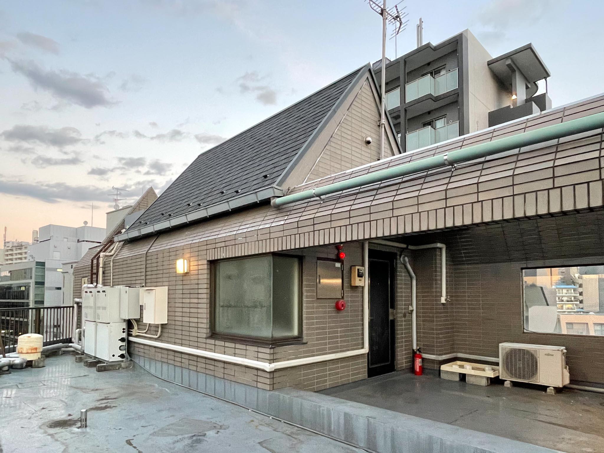中野区中野の賃貸物件/とんがった屋上のペントハウス。手前の屋上も使用可能です