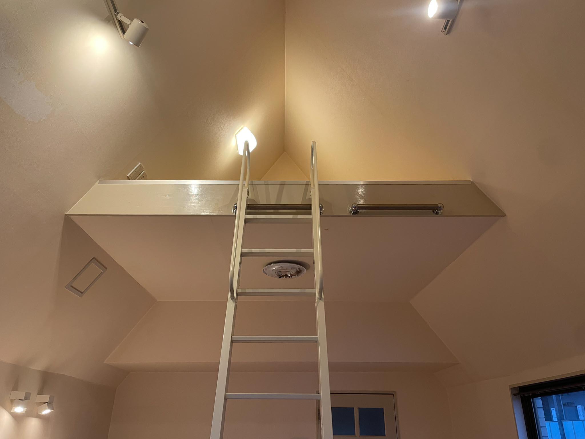 中野区中野の賃貸物件/玄関から入って見上げるとロフト