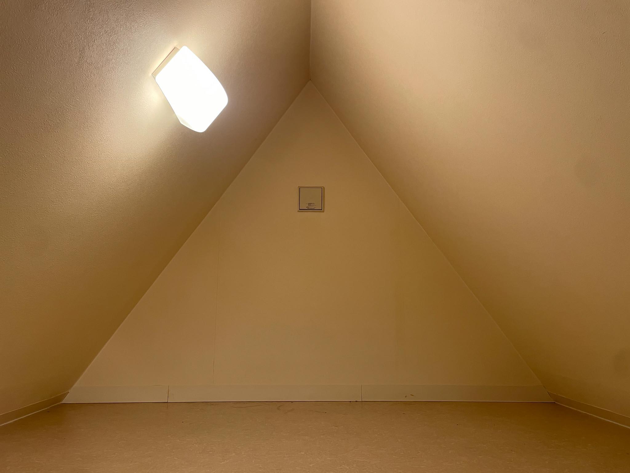 中野区中野の賃貸物件/三角のロフト部分。マットは置けそうです