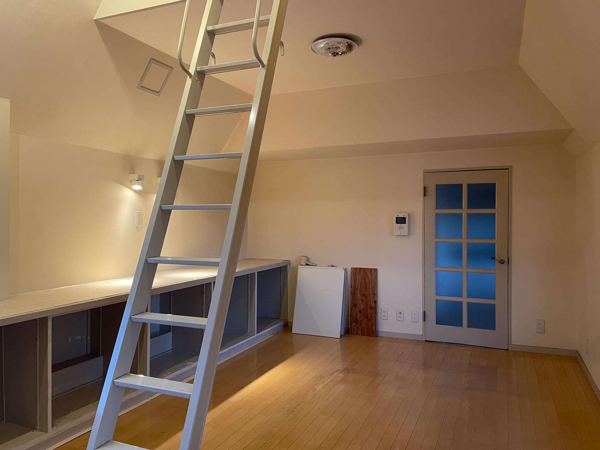 中野区中野の賃貸物件/北側はカウンター収納が備え付けられています