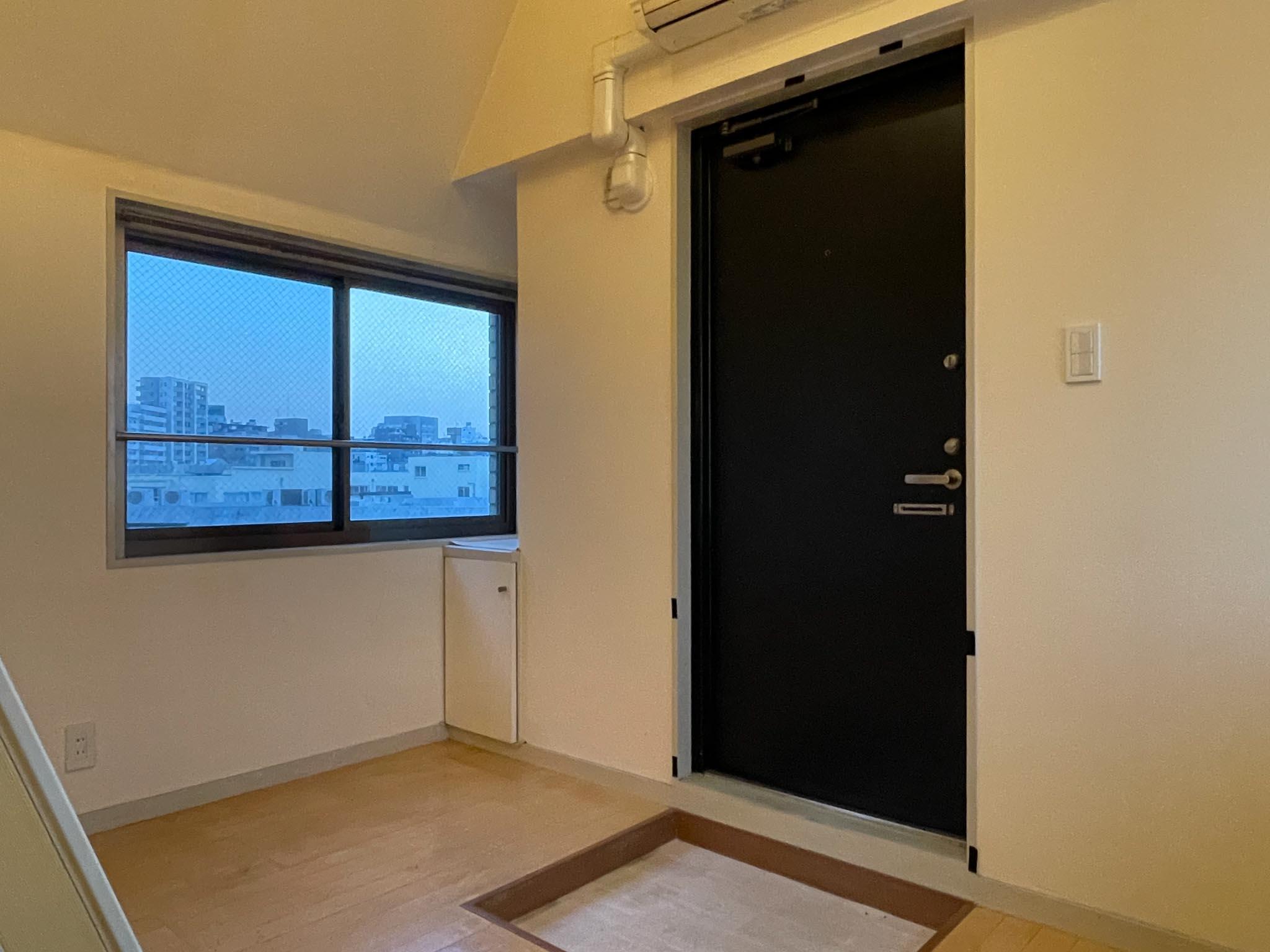 中野区中野の賃貸物件/玄関から入るとすぐ部屋。靴箱は小さい