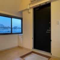 中野区中野の賃貸物件/玄関から入るとすぐ部屋。靴箱は小さい