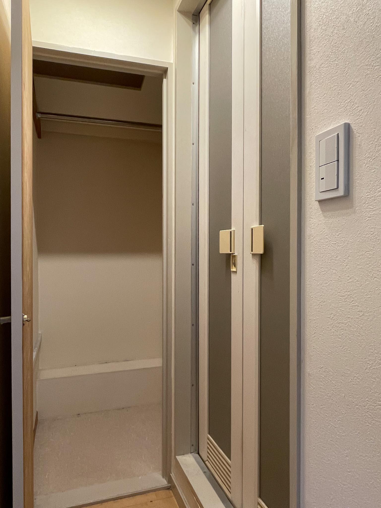 中野区中野の賃貸物件/浴室の奥にクローゼットがあります