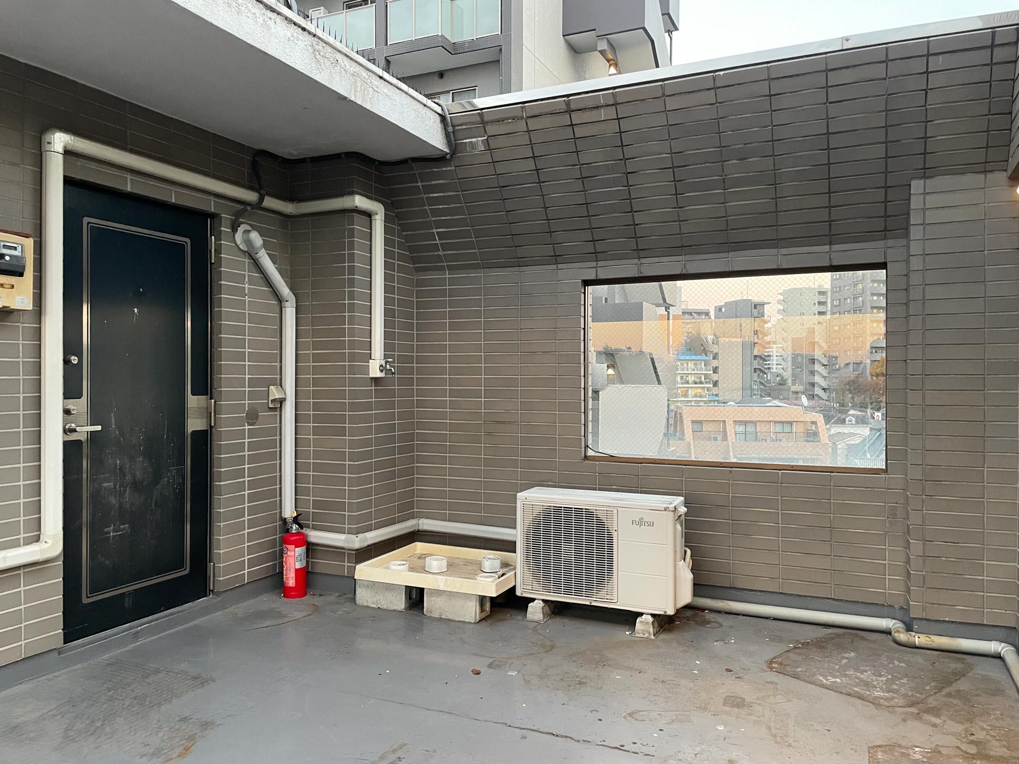 中野区中野の賃貸物件/玄関外に洗濯機置き場があります