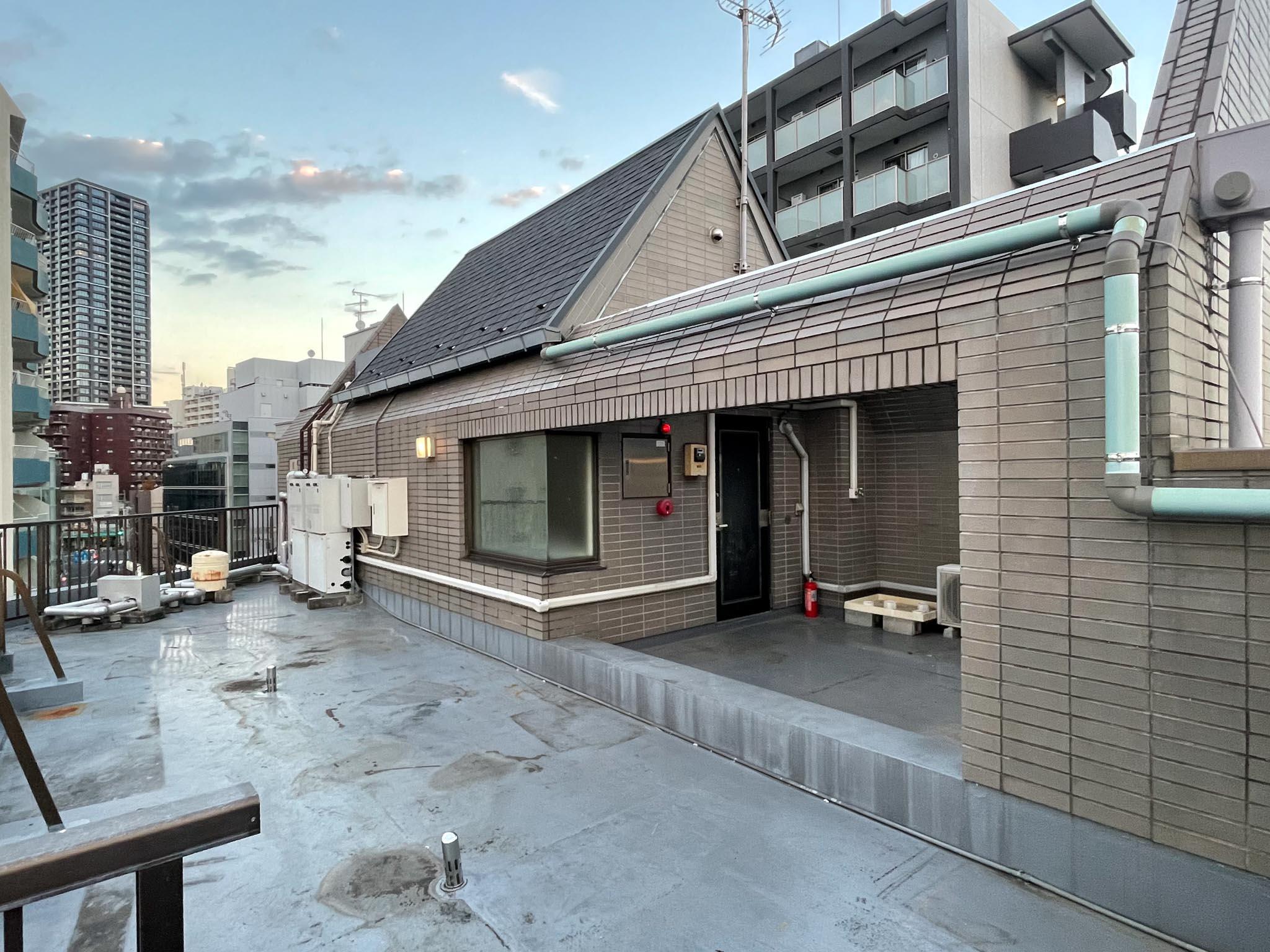 中野区中野の賃貸物件/玄関外の屋上も使用可能です