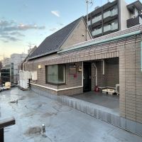 中野区中野の賃貸物件/玄関外の屋上も使用可能です