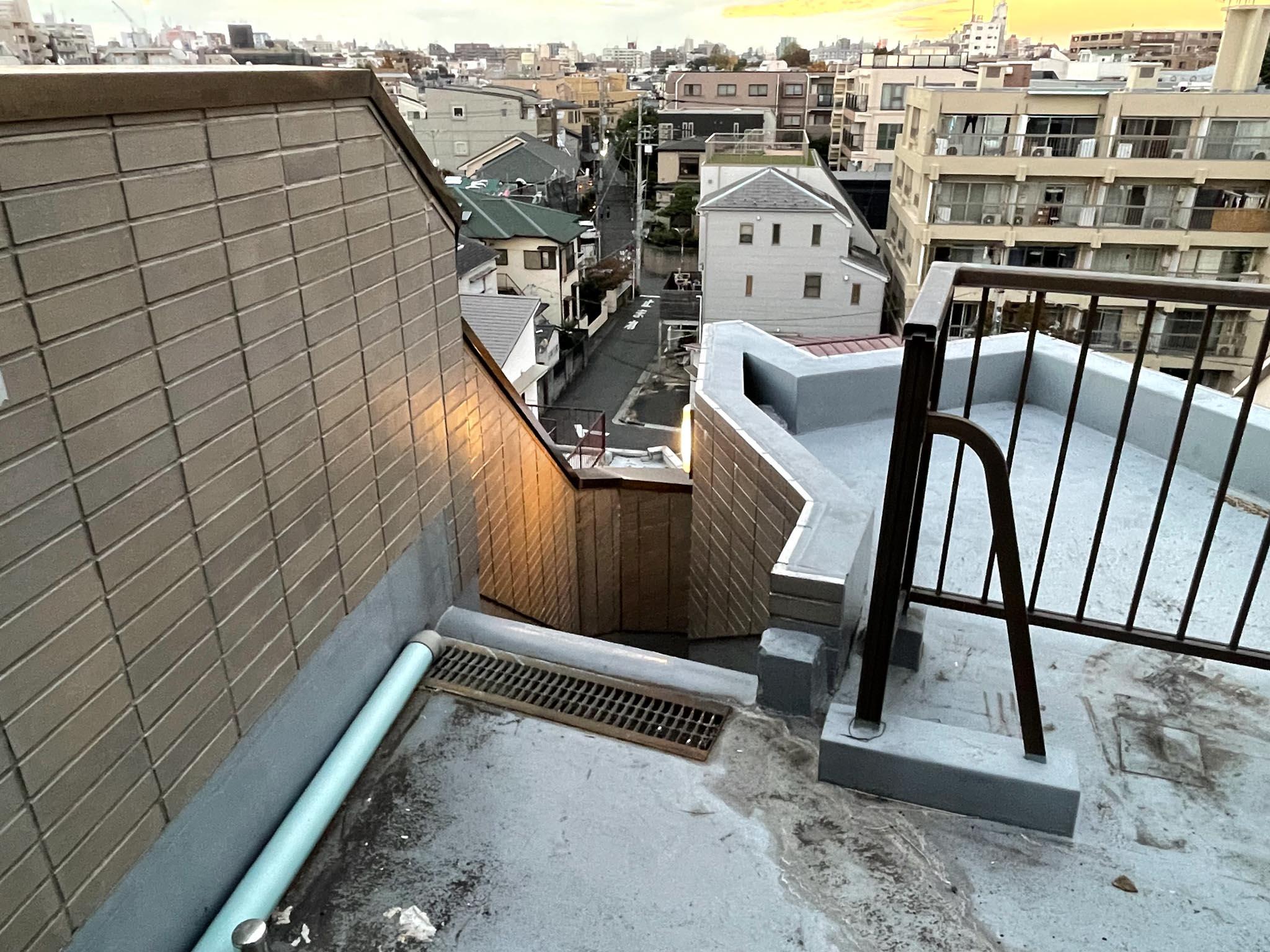 中野区中野の賃貸物件/4階から最後に外に出て、1階分は外階段を上がって部屋に到着します