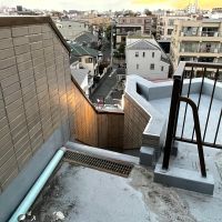 中野区中野の賃貸物件/4階から最後に外に出て、1階分は外階段を上がって部屋に到着します