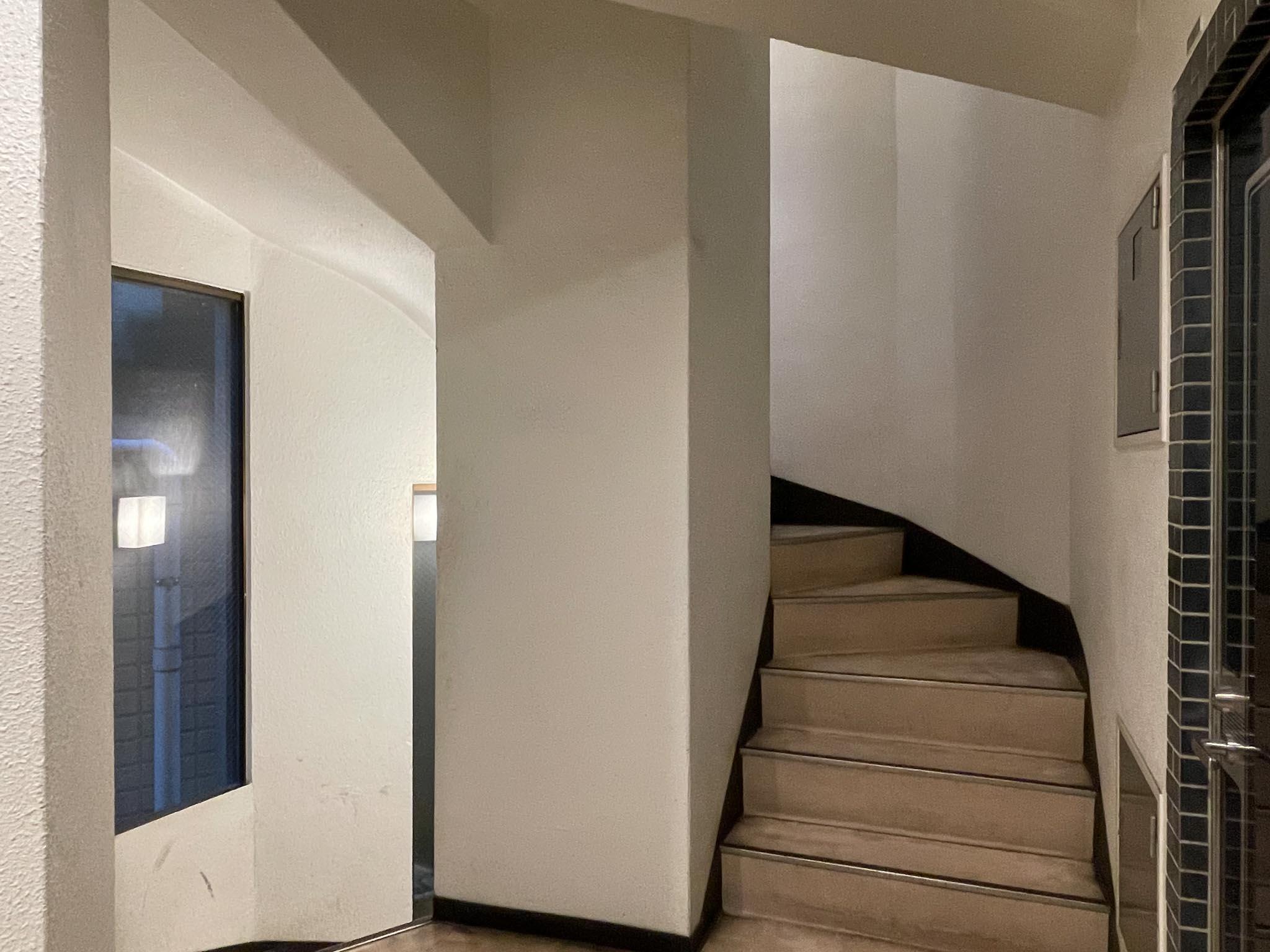 中野区中野の賃貸物件/共用部。建物にエレベーターがないので階段で上がります