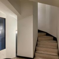 中野区中野の賃貸物件/共用部。建物にエレベーターがないので階段で上がります