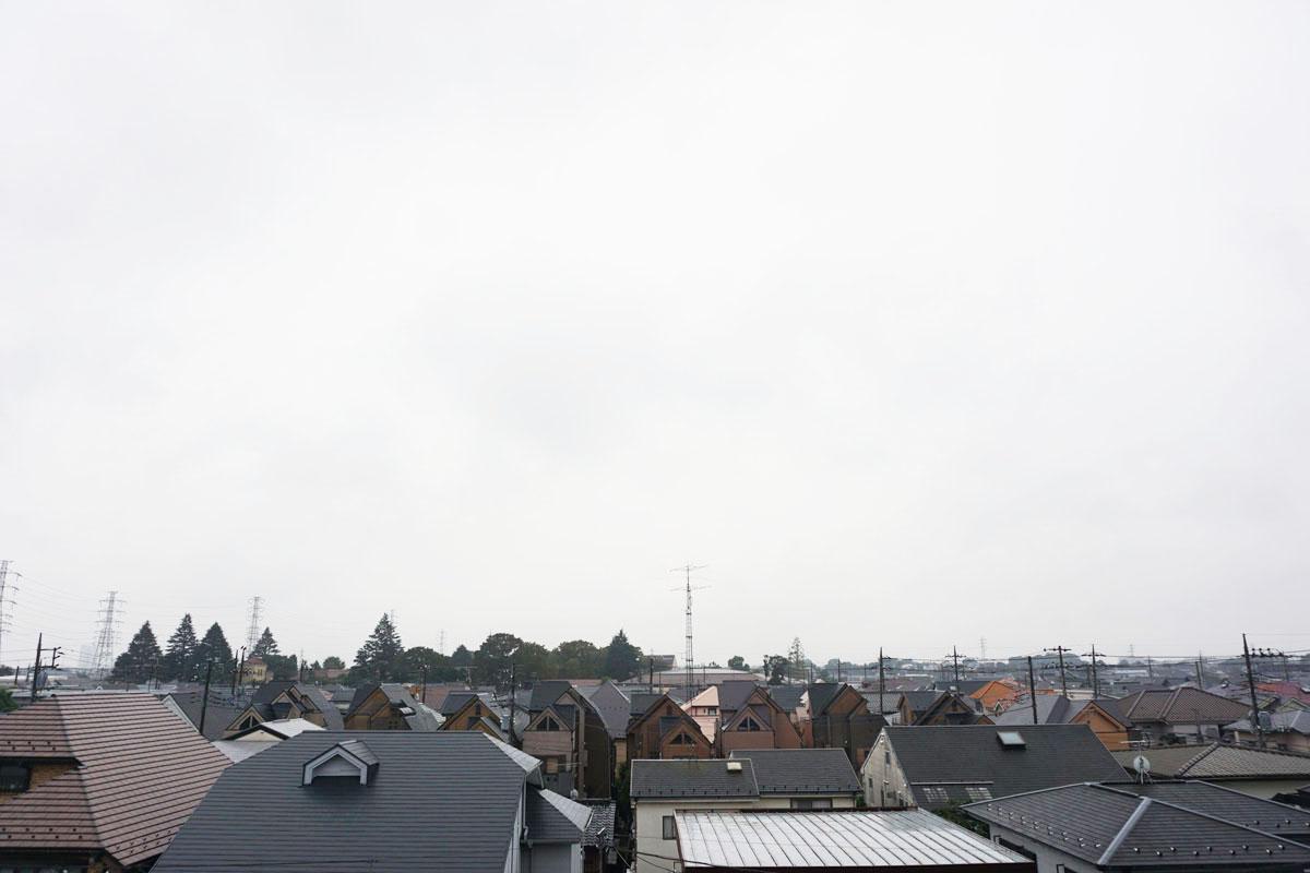 武蔵野市吉祥寺南町の賃貸物件/目の前は戸建てが並ぶ住宅街。4階でもこの抜けた景色