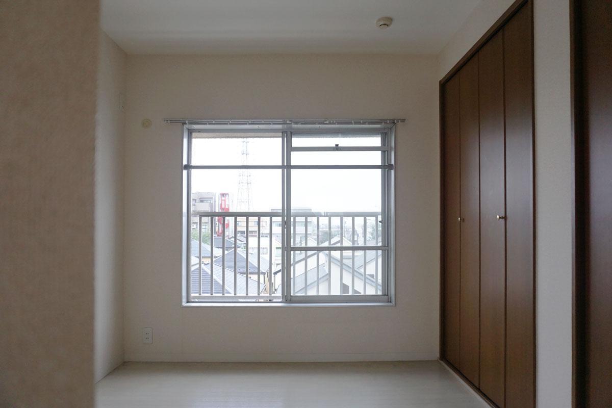 武蔵野市吉祥寺南町の賃貸物件/4.8畳洋室：北側にも窓があるので風が抜けていきます