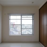 武蔵野市吉祥寺南町の賃貸物件/4.8畳洋室：北側にも窓があるので風が抜けていきます