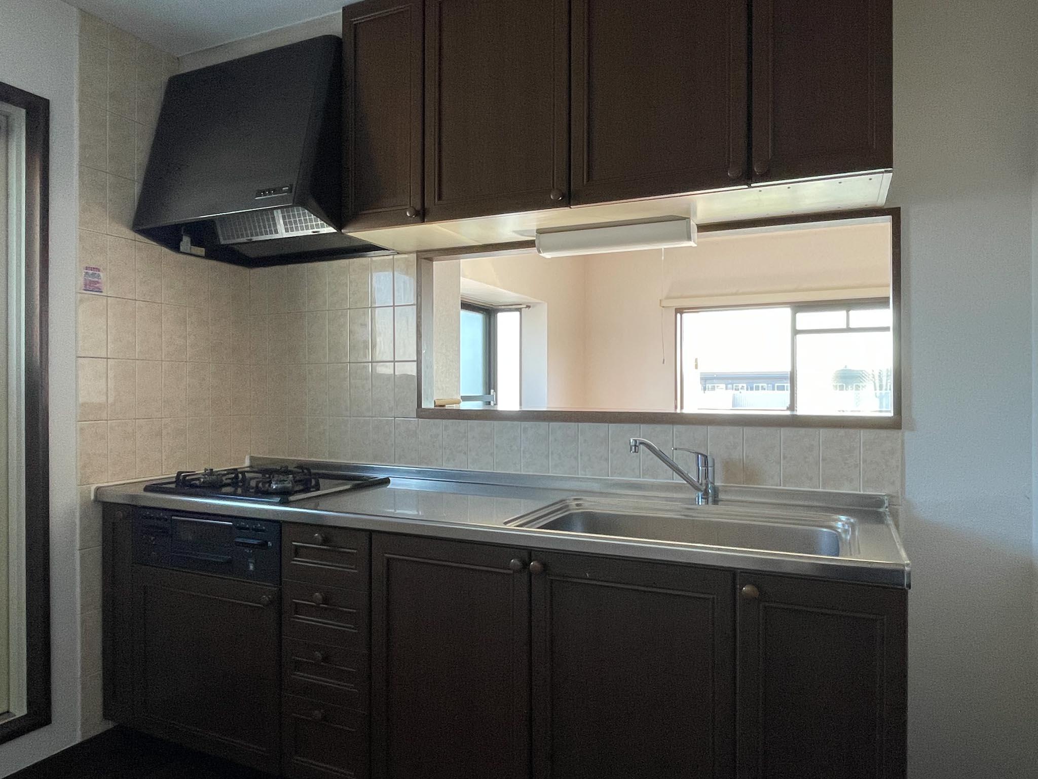 練馬区中村の賃貸物件/キッチンから外の景色が見えます