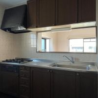 練馬区中村の賃貸物件/キッチンから外の景色が見えます